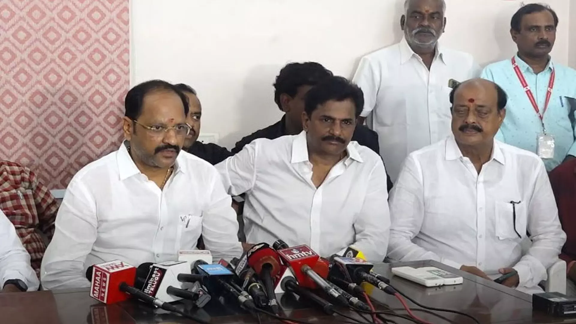 Telugu Film Industry : నేటి నుంచి అన్ని సినిమా షూటింగులు నిలిపివేత Telugu Film Industry : నేటి నుంచి అన్ని సినిమా షూటింగులు నిలిపివేత