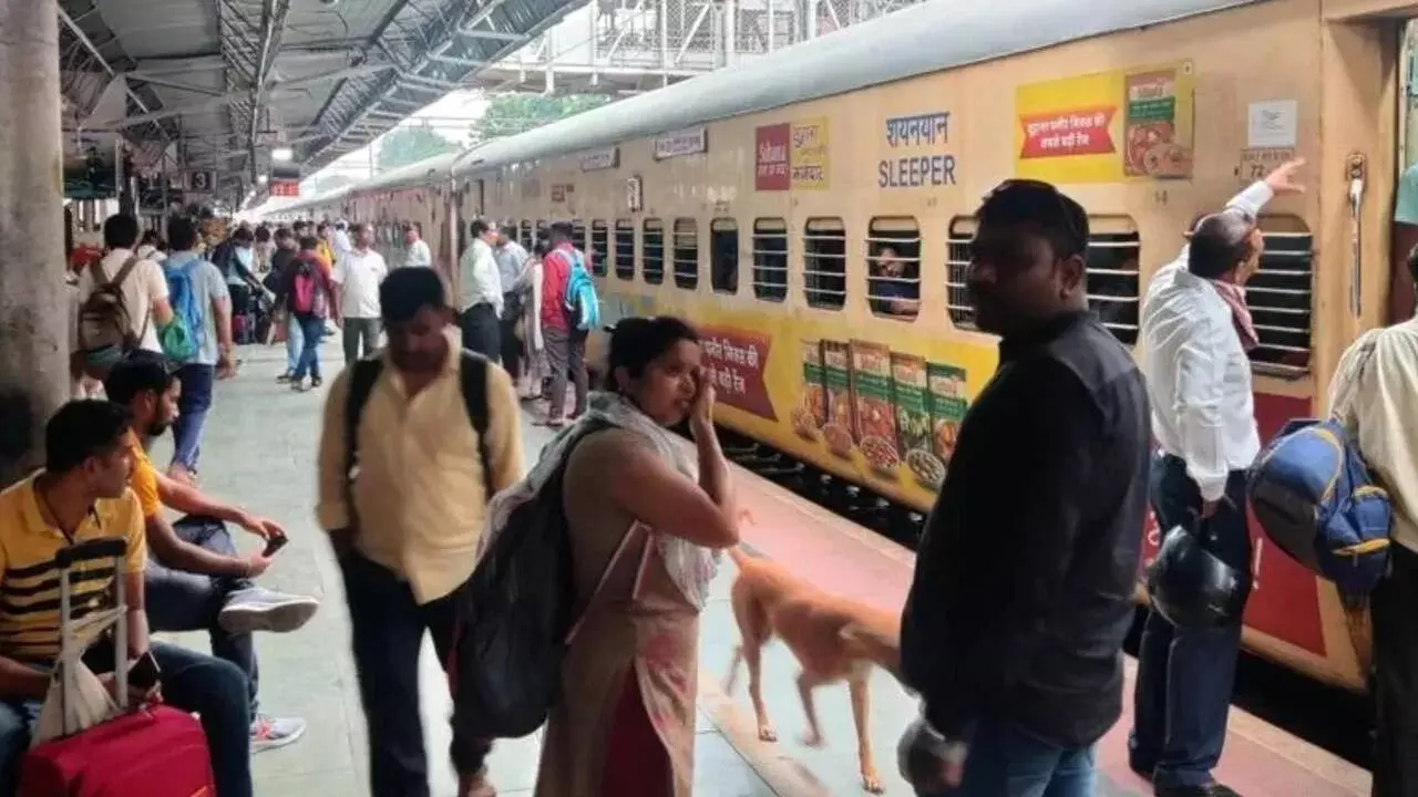 Indian Railways : రైల్వే ప్రయాణికులకు గుడ్ న్యూస్.. రైలు కోచ్లలో సీసీటీవీలు, స్టేషన్లలో ఫ్రీ వైఫై Indian Railways : రైల్వే ప్రయాణికులకు గుడ్ న్యూస్.. రైలు కోచ్లలో సీసీటీవీలు, స్టేషన్లలో ఫ్రీ వైఫై