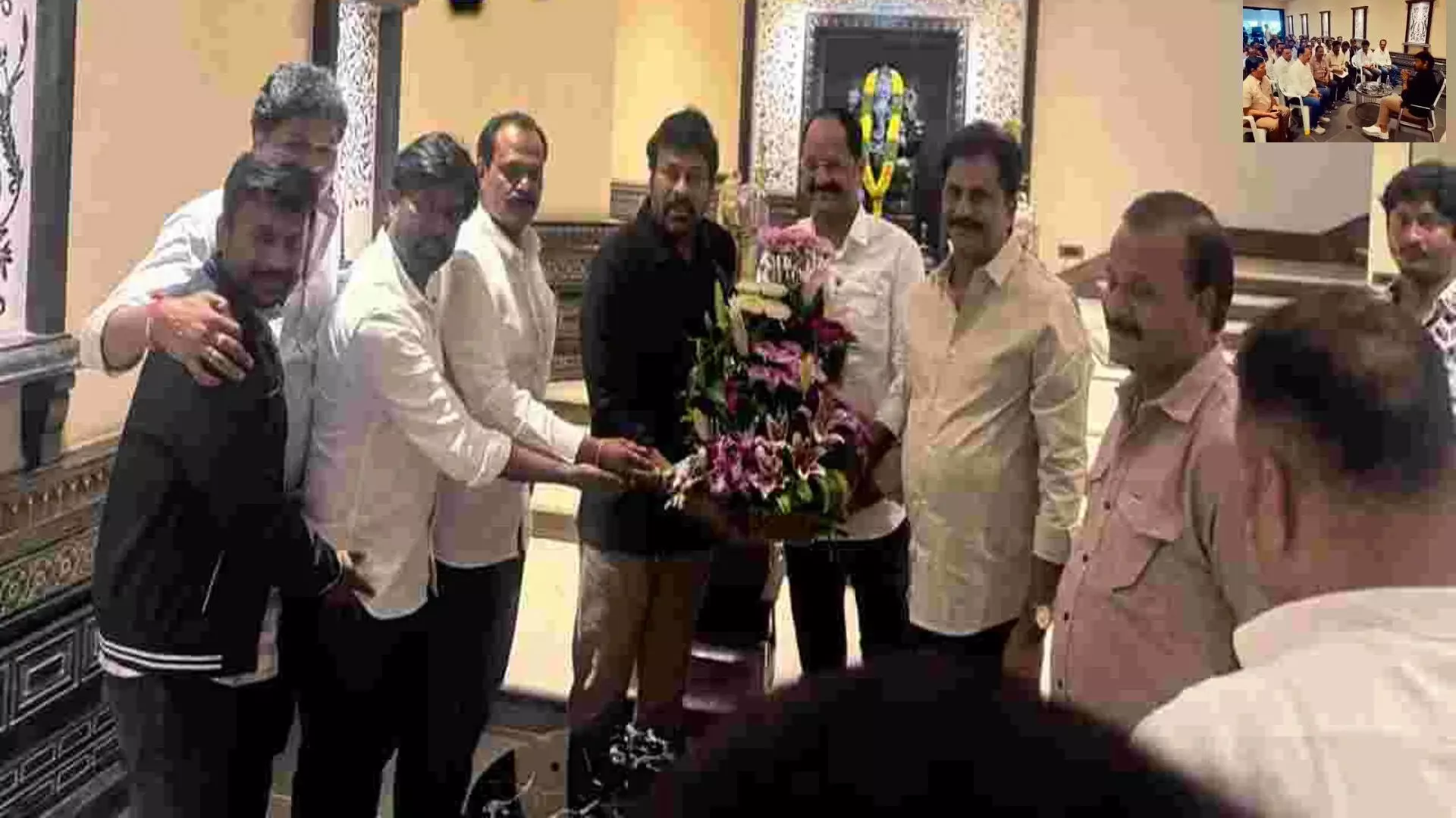 Telugu Film Industry : కొనసాగుతున్న సినీ కార్మికుల సమ్మె.. Telugu Film Industry : కొనసాగుతున్న సినీ కార్మికుల సమ్మె..