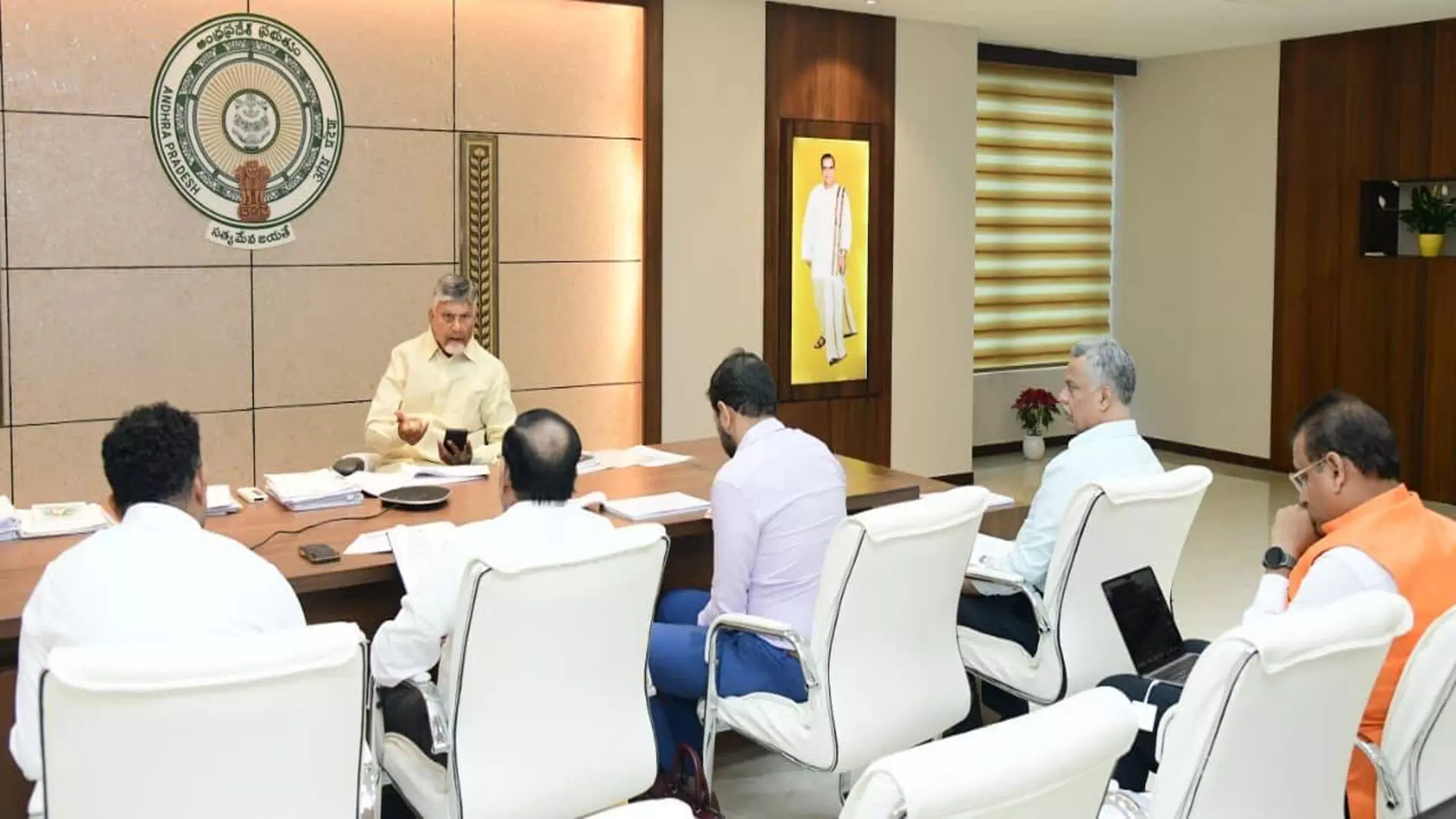 Heavy Rains In AP : వర్షాలపై సీఎస్తో ముఖ్యమంత్రి చంద్రబాబు సమీక్ష Heavy Rains In AP : వర్షాలపై సీఎస్తో ముఖ్యమంత్రి చంద్రబాబు సమీక్ష