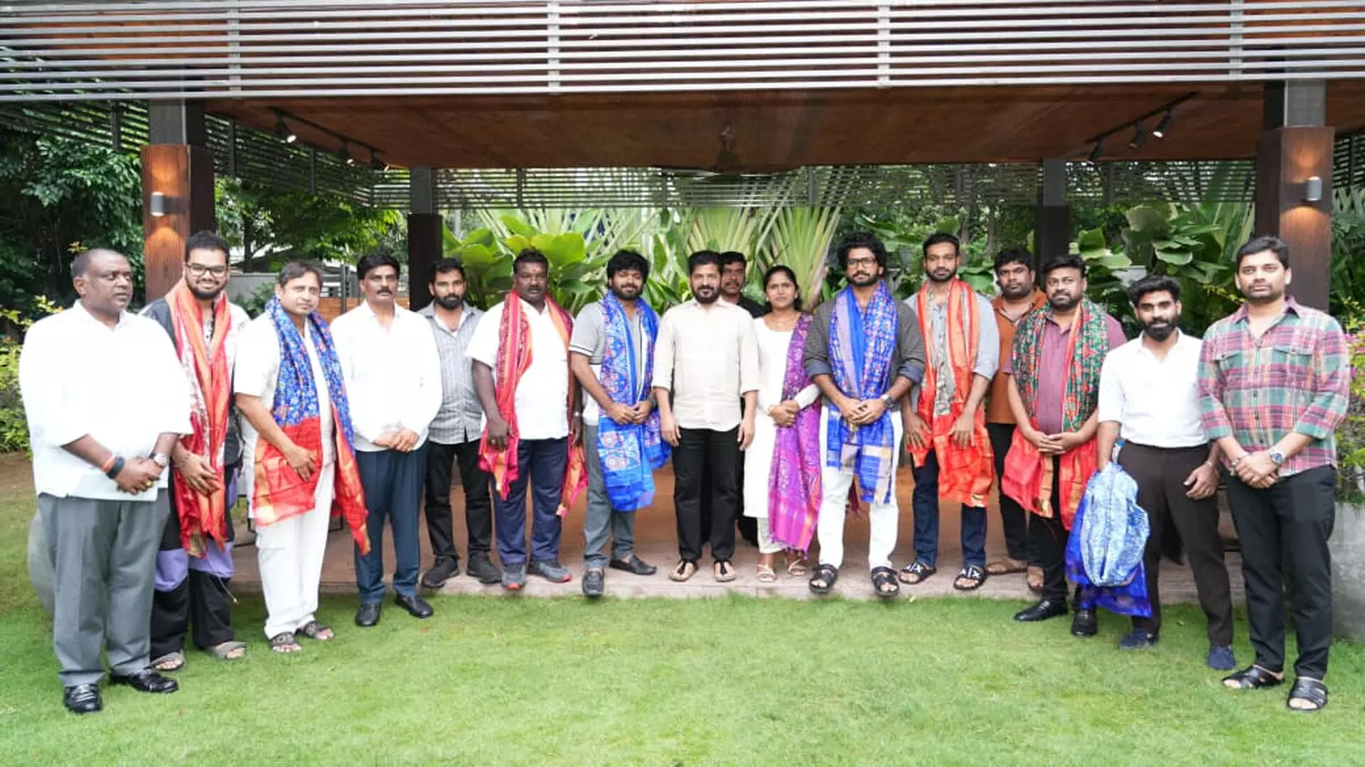 సియంను కలసిన 71వ జాతీయ చలనచిత్ర అవార్డు గ్రహీతలు సియంను కలసిన 71వ జాతీయ చలనచిత్ర అవార్డు గ్రహీతలు