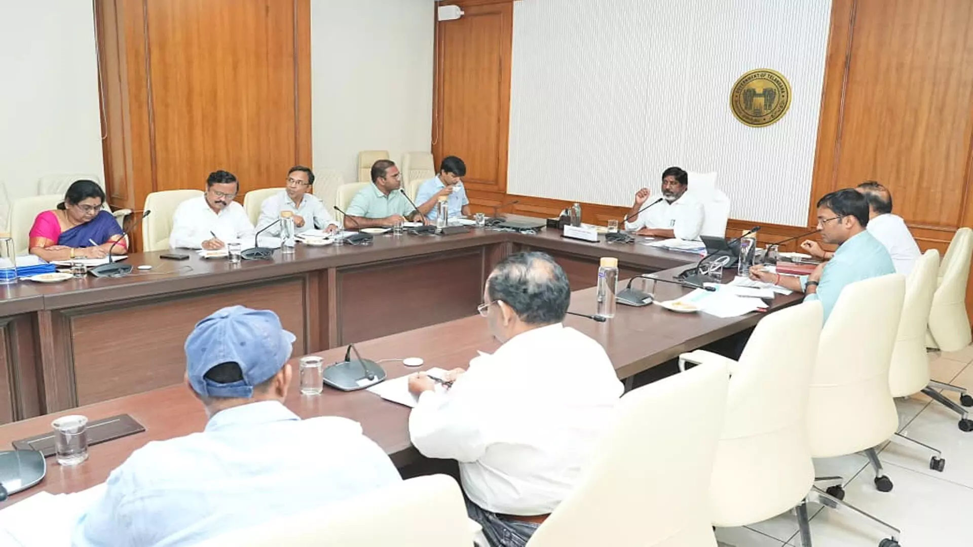 విద్యుత్ స్తంభాలపై కేబుల్ వైర్లను తక్షణం తొలగించండి