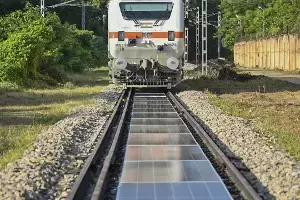 Indian Railways : రైల్వే ట్రాక్లపై సోలార్ ప్యానెల్స్.. భారత రైల్వేల సరికొత్త ప్రయోగం Indian Railways : రైల్వే ట్రాక్లపై సోలార్ ప్యానెల్స్.. భారత రైల్వేల సరికొత్త ప్రయోగం