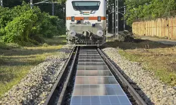 Indian Railways : రైల్వే ట్రాక్లపై సోలార్ ప్యానెల్స్.. భారత రైల్వేల సరికొత్త ప్రయోగం Indian Railways : రైల్వే ట్రాక్లపై సోలార్ ప్యానెల్స్.. భారత రైల్వేల సరికొత్త ప్రయోగం