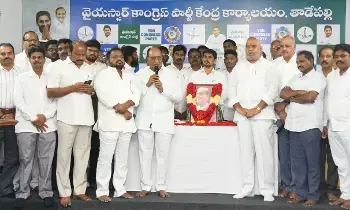 Tanguturi : ప్రకాశం పంతులు స్ఫూర్తితో విశాఖ స్టీల్ ప్లాంట్ని కాపాడుకుంటాం Tanguturi : ప్రకాశం పంతులు స్ఫూర్తితో విశాఖ స్టీల్ ప్లాంట్ని కాపాడుకుంటాం