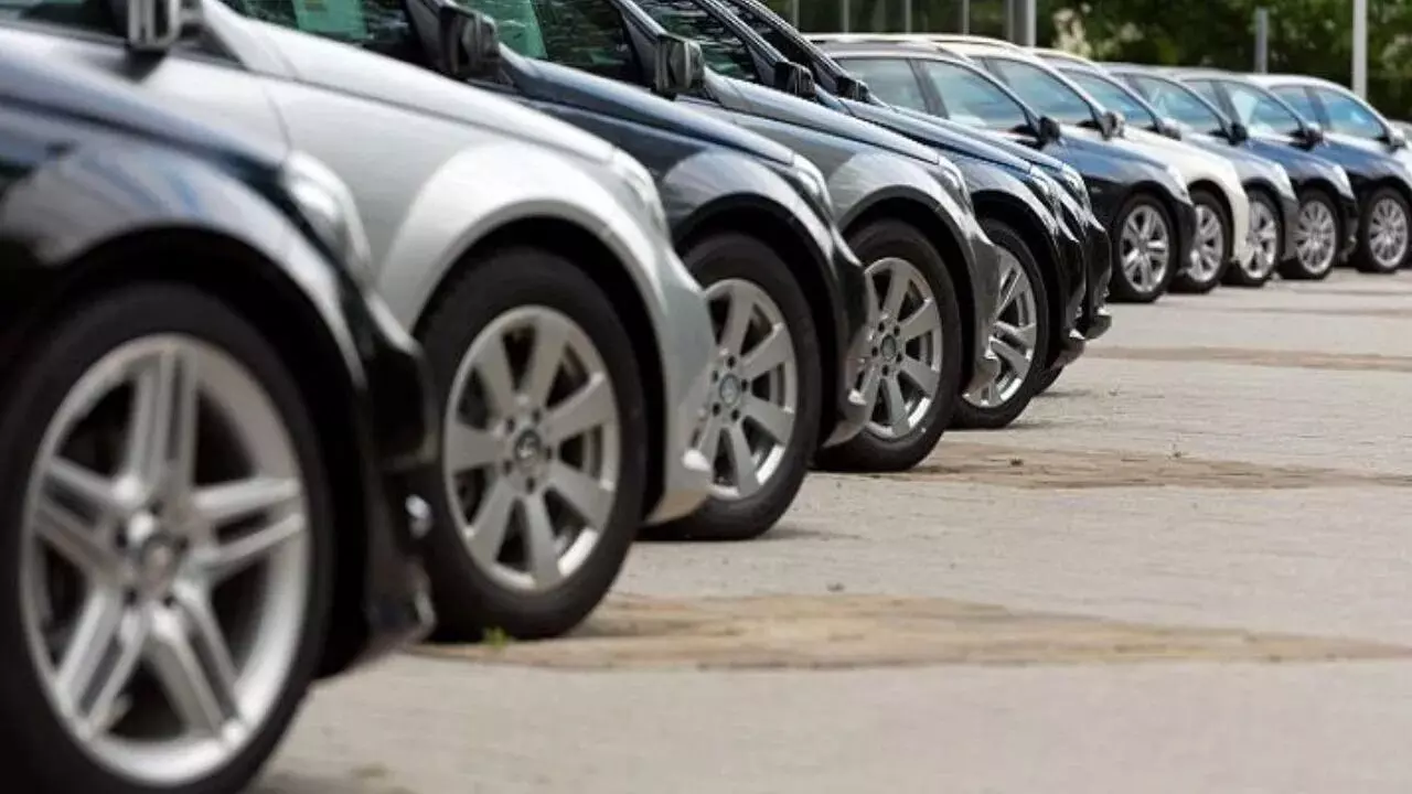 GST Car sale: జీఎస్టీ తగ్గింపు కోసం జనం ఎదురుచూపులు.. పండుగ సీజన్‌లోనూ కారు బుక్ చేసుకోవట్లేదు!