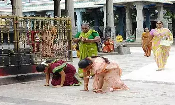 Sashtanga Namaskaram: స్త్రీలు సాష్టాంగ నమస్కారం ఎందుకు చేయకూడదంటే? Sashtanga Namaskaram: స్త్రీలు సాష్టాంగ నమస్కారం ఎందుకు చేయకూడదంటే?