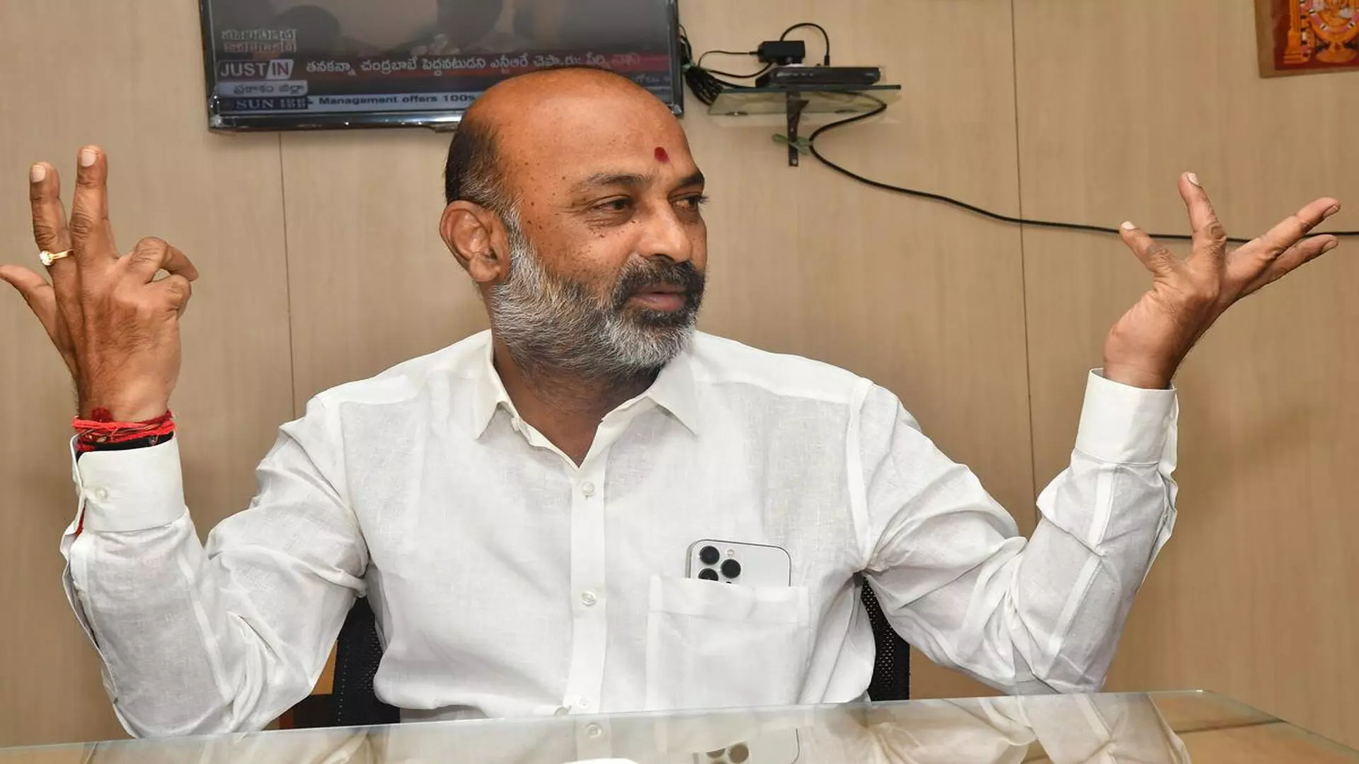 Bandi Sanjay : కాంగ్రెస్‌ మళ్ళీ అధికారంలోకి వస్తే రాజకీయ సన్యాసం