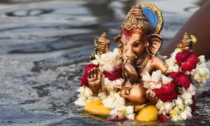 Lord Ganesha: వినాయకుడి విగ్రహాన్ని ఎందుకు నీటిలో నిమజ్జనం చేస్తారు? Lord Ganesha: వినాయకుడి విగ్రహాన్ని ఎందుకు నీటిలో నిమజ్జనం చేస్తారు?