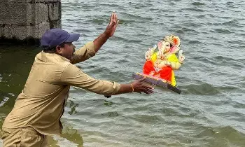 Ganesh Immersion: గణేషుడి నిమజ్జనంలో ఎలాంటి తప్పుల చేయకూడదు? Ganesh Immersion: గణేషుడి నిమజ్జనంలో ఎలాంటి తప్పుల చేయకూడదు?