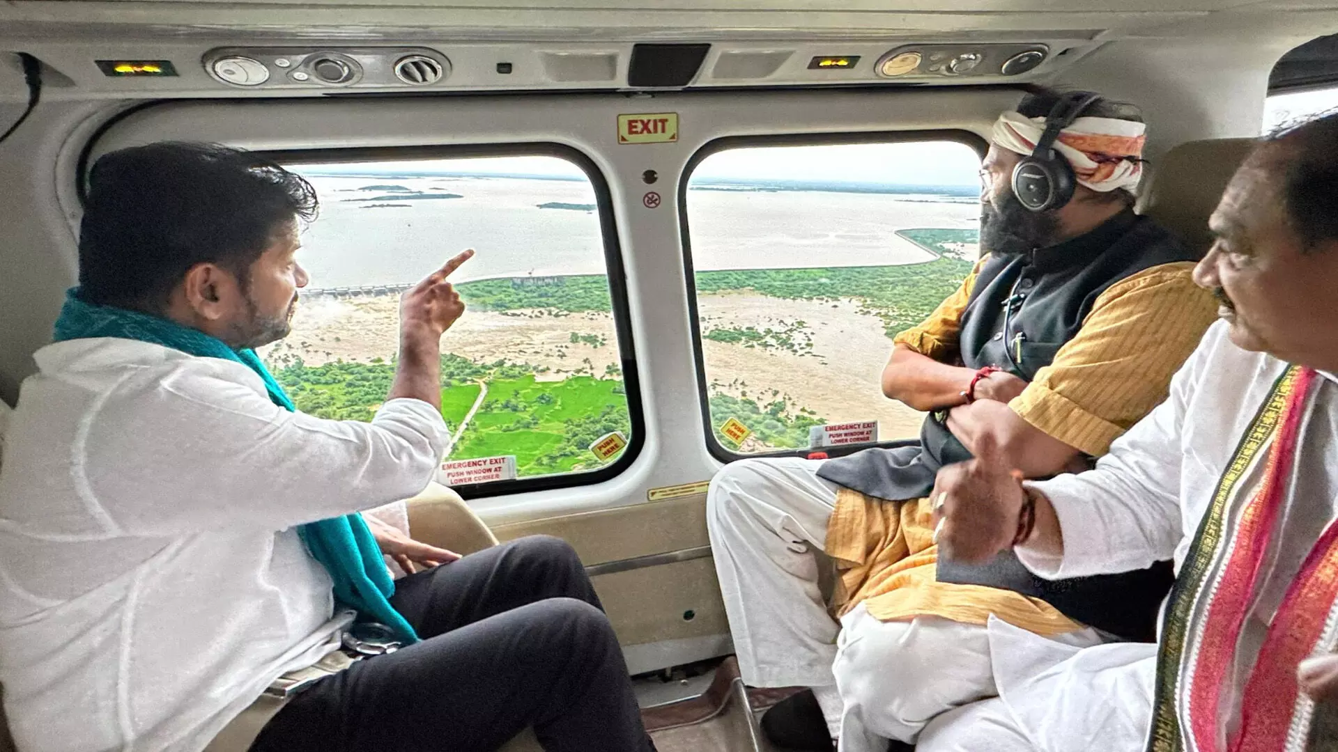 వరద ప్రభావిత ప్రాంతాల్లో సీయం రేవంత్రెడ్డి ఏరియల్ సర్వే వరద ప్రభావిత ప్రాంతాల్లో సీయం రేవంత్రెడ్డి ఏరియల్ సర్వే