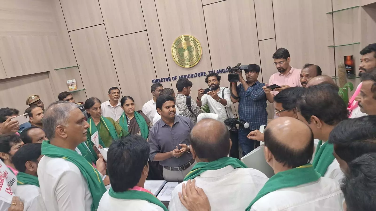 BRS MLA Harish Rao : యూరియా అడిగినందుకు రైతు చెంపపై కొడతారా-హరీష్ రావు