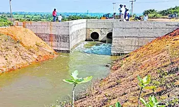 Krishna Water To Kuppam : 738 కి.మీ ప్రయాణించి కుప్పానికి చేరుకున్న కృష్ణమ్మ Krishna Water To Kuppam : 738 కి.మీ ప్రయాణించి కుప్పానికి చేరుకున్న కృష్ణమ్మ
