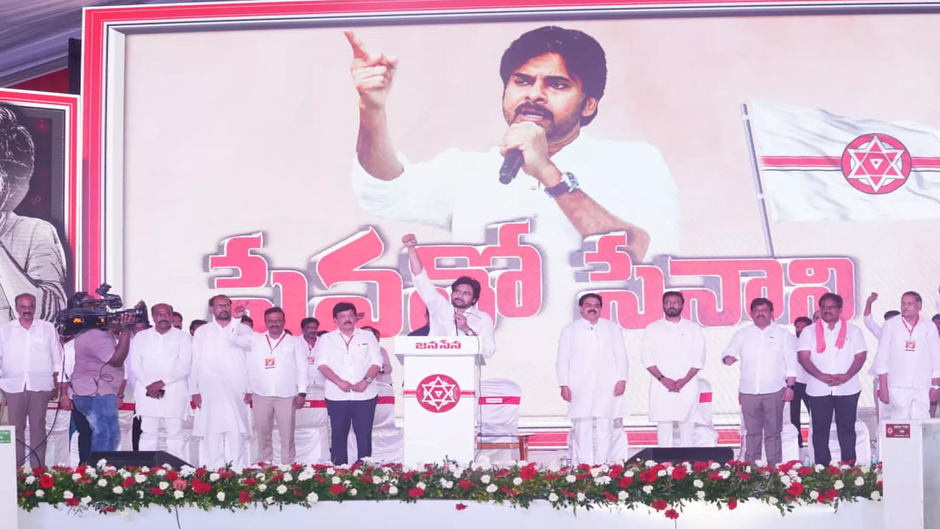 Pavan Kalyan : ప్రజాస్వామ్యంలో హింస పనిచేయదని.. జెండా కర్రే ఆయుధం Pavan Kalyan : ప్రజాస్వామ్యంలో హింస పనిచేయదని.. జెండా కర్రే ఆయుధం
