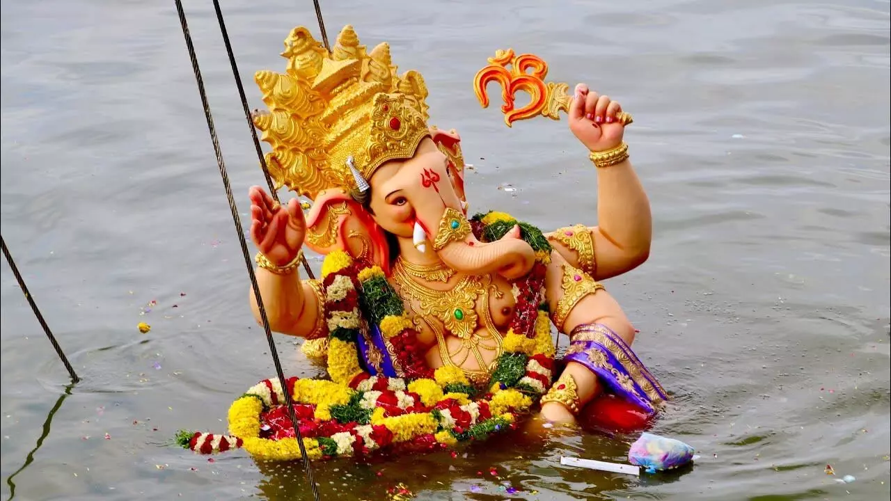 Ganesh Immersion: చంద్రగ్రహణం నేపథ్యంలో గణేశ నిమజ్జనంపై పండితులు ఏమంటున్నారంటే..? Ganesh Immersion: చంద్రగ్రహణం నేపథ్యంలో గణేశ నిమజ్జనంపై పండితులు ఏమంటున్నారంటే..?