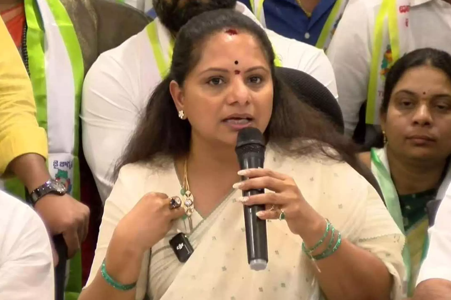 హరీశ్ రావుపై ఎమ్మెల్సీ కవిత సంచలన ఆరోపణలు హరీశ్ రావుపై ఎమ్మెల్సీ కవిత సంచలన ఆరోపణలు