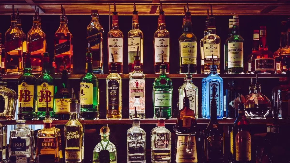 Liquor Scam Probe: మద్యం స్కాంలో దర్యాప్తు: షెల్ కంపెనీలు గుట్టు, రాజకీయ బంధాలు వెలుగులోకి Liquor Scam Probe: మద్యం స్కాంలో దర్యాప్తు: షెల్ కంపెనీలు గుట్టు, రాజకీయ బంధాలు వెలుగులోకి