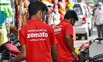 Online Food : స్విగ్గీ, జొమాటోల మధ్య ధరల యుద్ధం.. ప్లాట్ఫామ్ ఫీజు పెంపుతో కస్టమర్లకు షాక్! Online Food : స్విగ్గీ, జొమాటోల మధ్య ధరల యుద్ధం.. ప్లాట్ఫామ్ ఫీజు పెంపుతో కస్టమర్లకు షాక్!