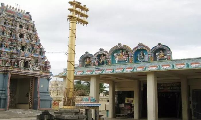 Dhwaja Stambha (Flagpole): దేవాలయంలో ధ్వజస్తంభం ఎందుకు ఉంటుంది? Dhwaja Stambha (Flagpole): దేవాలయంలో ధ్వజస్తంభం ఎందుకు ఉంటుంది?