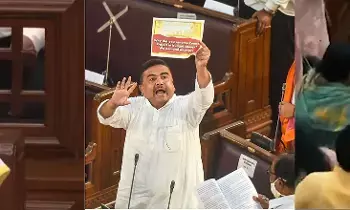 High Drama in Bengal Assembly: బెంగాల్ అసెంబ్లీలో హోరాహోరీ: టీఎంసీ, బీజేపీ ఎమ్మెల్యేల మధ్య తోపులాట, ఘర్షణలు High Drama in Bengal Assembly: బెంగాల్ అసెంబ్లీలో హోరాహోరీ: టీఎంసీ, బీజేపీ ఎమ్మెల్యేల మధ్య తోపులాట, ఘర్షణలు