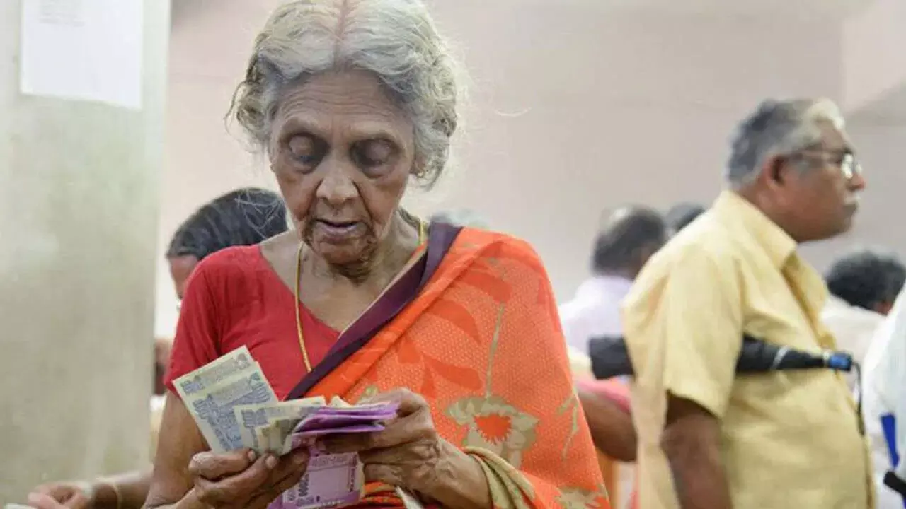 Fixed Deposits : పెద్దలకు బంపర్ ఆఫర్.. ఈ బ్యాంకుల్లో ఫిక్స్‌డ్ డిపాజిట్‌ చేస్తే భారీ వడ్డీ