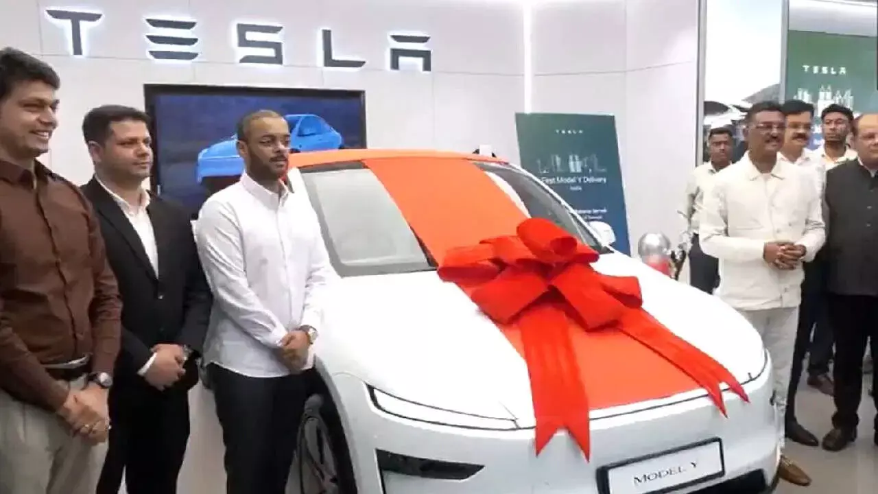 Tesla : భారత్‌లో మొదటి టెస్లా మోడల్ వై కార్‌ను కొన్నది ఎవరో తెలుసా? ఈ కారు ప్రత్యేకత ఏమిటంటే!