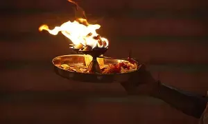 Aarti Flame: హారతిని కళ్ళకు ఎందుకు అద్దుకోవాలి Aarti Flame: హారతిని కళ్ళకు ఎందుకు అద్దుకోవాలి