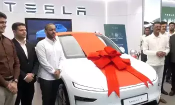 Tesla : భారత్లో మొదటి టెస్లా మోడల్ వై కార్ను కొన్నది ఎవరో తెలుసా? ఈ కారు ప్రత్యేకత ఏమిటంటే! Tesla : భారత్లో మొదటి టెస్లా మోడల్ వై కార్ను కొన్నది ఎవరో తెలుసా? ఈ కారు ప్రత్యేకత ఏమిటంటే!