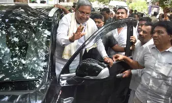 Karnataka CM’s Official Car: కర్ణాటక సీఎం అధికారిక కారుకు ట్రాఫిక్ ఉల్లంఘనలపై జరిమానా.. 50% డిస్కౌంట్తో చెల్లింపు Karnataka CM’s Official Car: కర్ణాటక సీఎం అధికారిక కారుకు ట్రాఫిక్ ఉల్లంఘనలపై జరిమానా.. 50% డిస్కౌంట్తో చెల్లింపు