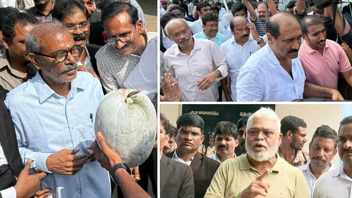 Liquor scam: విజయవాడ జైలు వద్ద వీరంగం సృష్టించిన వైకాపా నాయకులు Liquor scam: విజయవాడ జైలు వద్ద వీరంగం సృష్టించిన వైకాపా నాయకులు