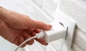Phone Charger: ఫోన్ ఛార్జర్ను సాకెట్లో వదిలేస్తున్నారా? Phone Charger: ఫోన్ ఛార్జర్ను సాకెట్లో వదిలేస్తున్నారా?