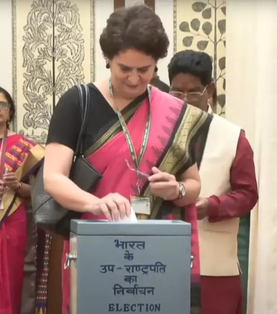 Priyanka Gandhi Casts Her Vote: ఓటు హక్కు వినియోగించుకున్న ప్రియాంక గాంధీ – క్యూలో నిలబడిన కాంగ్రెస్ నేత Priyanka Gandhi Casts Her Vote: ఓటు హక్కు వినియోగించుకున్న ప్రియాంక గాంధీ – క్యూలో నిలబడిన కాంగ్రెస్ నేత
