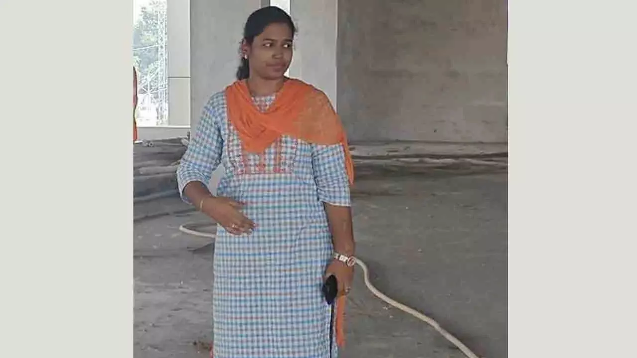 Town Planning Officer Harika: ఏసీబీ చేతుల్లో చిక్కిన టౌన్ ప్లాన్ ఆఫీసర్ హారిక, నాలుగు లక్షల లంచం కేసు Town Planning Officer Harika: ఏసీబీ చేతుల్లో చిక్కిన టౌన్ ప్లాన్ ఆఫీసర్ హారిక, నాలుగు లక్షల లంచం కేసు