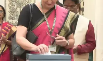 Priyanka Gandhi Casts Her Vote: ఓటు హక్కు వినియోగించుకున్న ప్రియాంక గాంధీ – క్యూలో నిలబడిన కాంగ్రెస్ నేత Priyanka Gandhi Casts Her Vote: ఓటు హక్కు వినియోగించుకున్న ప్రియాంక గాంధీ – క్యూలో నిలబడిన కాంగ్రెస్ నేత