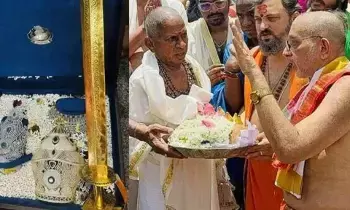 Ilaiyaraaja : మూకాంబిక దేవికి రూ.4 కోట్ల వజ్రాల కిరీటం సమర్పించిన ఇళయరాజా Ilaiyaraaja : మూకాంబిక దేవికి రూ.4 కోట్ల వజ్రాల కిరీటం సమర్పించిన ఇళయరాజా