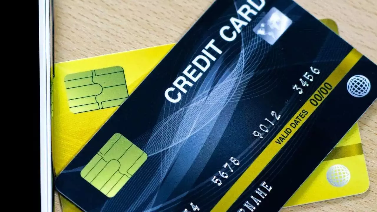 Credit Card : క్రెడిట్ కార్డుతో స్నేహితులకు షాపింగ్ చేయిస్తున్నారా? ఐటీ నోటీస్ రావచ్చు జాగ్రత్త Credit Card : క్రెడిట్ కార్డుతో స్నేహితులకు షాపింగ్ చేయిస్తున్నారా? ఐటీ నోటీస్ రావచ్చు జాగ్రత్త