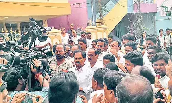 Liquor Scam: లిక్కర్ స్కాంలో నారాయణ స్వామికి ఉచ్చు.. మొబైల్ను ఎఫ్ఎస్ఎల్కు పంపిన ఏసీబీ కోర్టు Liquor Scam: లిక్కర్ స్కాంలో నారాయణ స్వామికి ఉచ్చు.. మొబైల్ను ఎఫ్ఎస్ఎల్కు పంపిన ఏసీబీ కోర్టు