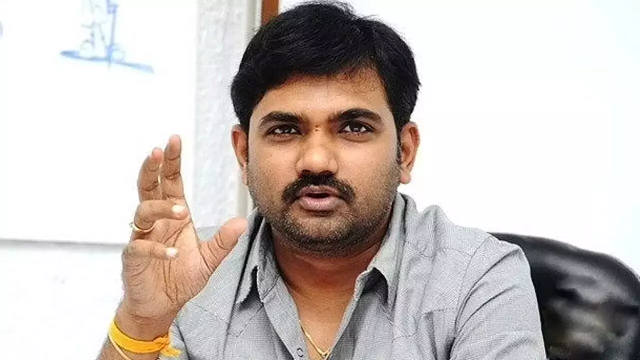 Director Maruti’s Emotional Statement: సినిమా ఫ్లాప్ అయితే చెప్పుతో కొట్టుకోవాలా?: మారుతి ఆవేదన Director Maruti’s Emotional Statement: సినిమా ఫ్లాప్ అయితే చెప్పుతో కొట్టుకోవాలా?: మారుతి ఆవేదన