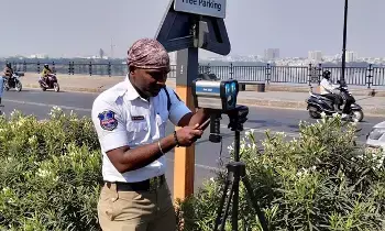 Traffic Rules : వాహనదారులూ.. ట్రాఫిక్ నియమాలు పాటించండి, లేకపోతే జరిమానా తప్పదు! Traffic Rules : వాహనదారులూ.. ట్రాఫిక్ నియమాలు పాటించండి, లేకపోతే జరిమానా తప్పదు!
