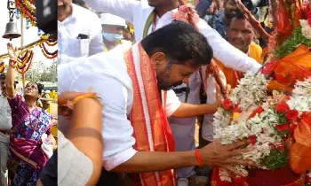 Medaram: మేడారంలో 68 కిలోల బెల్లం సమర్పించి మొక్కు చెల్లించిన సీఎం రేవంత్ Medaram: మేడారంలో 68 కిలోల బెల్లం సమర్పించి మొక్కు చెల్లించిన సీఎం రేవంత్