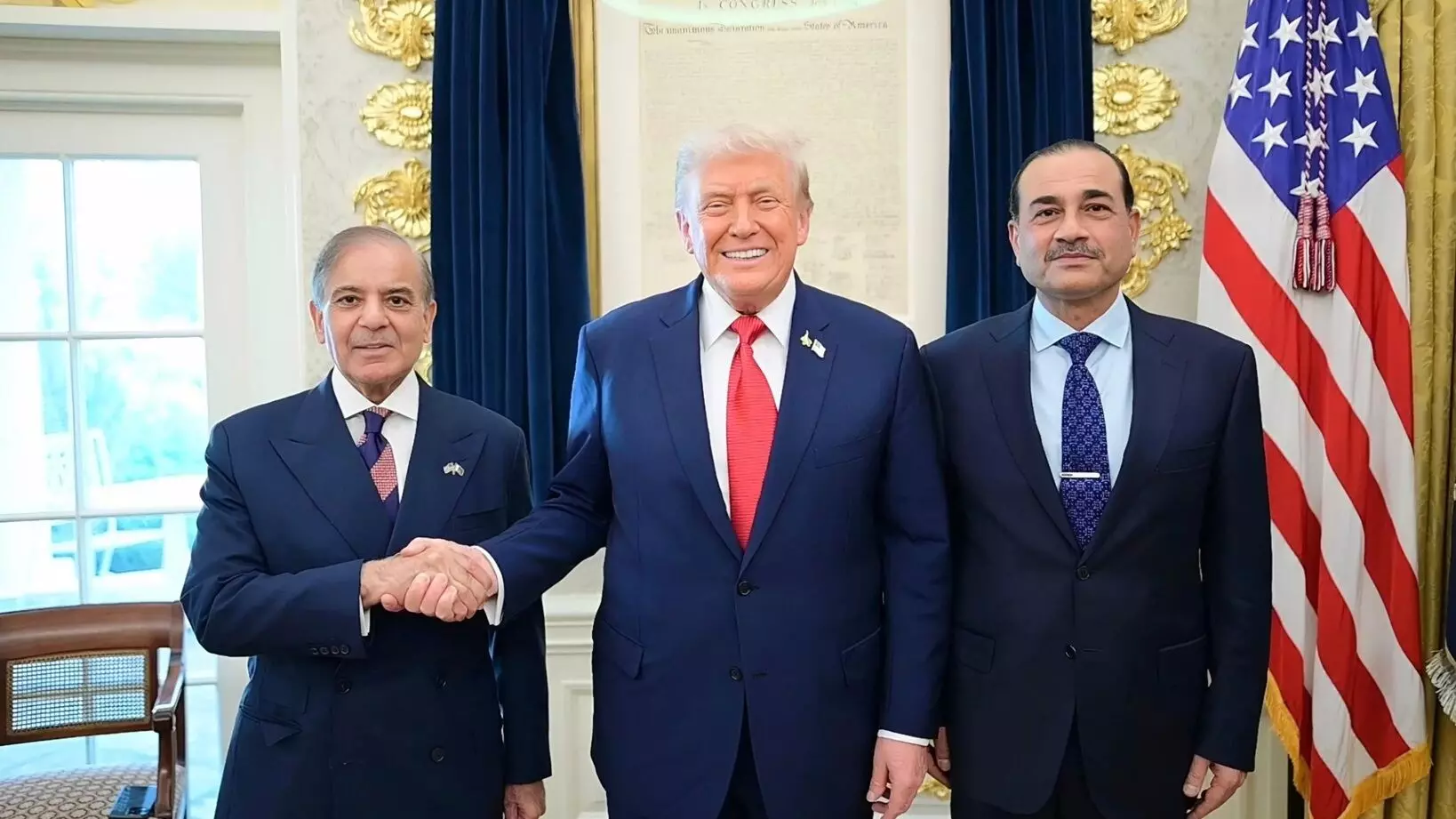 Pakistan PM Meets Trump: ట్రంప్‌ను కలిసిన పాక్‌ ప్రధాని.. మీడియాకు అనుమతి లేకుండానే భేటీ!