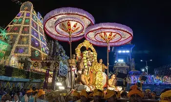 Srivari Brahmotsavams: హంస వాహనంపై సరస్వతి అలంకారంలో శ్రీ మలయప్ప Srivari Brahmotsavams: హంస వాహనంపై సరస్వతి అలంకారంలో శ్రీ మలయప్ప