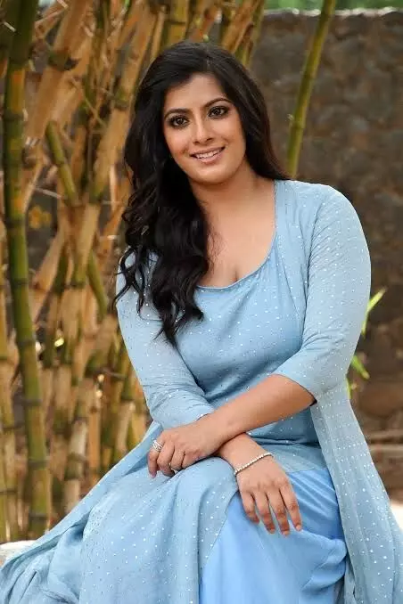 Actress Varalakshmi Sarathkumar:  దర్శకనిర్మాతగా మారిన నటి.. తొలి చిత్రం ప్రకటన..