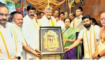AP CM Chandrababu: మూలానక్షత్రం వేళ ఇంద్రకీలాద్రి భక్తజన సంద్రం: సీఎం చంద్రబాబు దంపతుల దుర్గమ్మ సేవ! AP CM Chandrababu: మూలానక్షత్రం వేళ ఇంద్రకీలాద్రి భక్తజన సంద్రం: సీఎం చంద్రబాబు దంపతుల దుర్గమ్మ సేవ!
