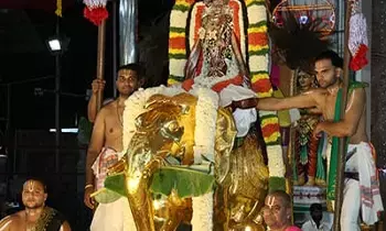 Srivari Brahmotsavam: గజ వాహనంపై శ్రీ మలయప్ప కనువిందు Srivari Brahmotsavam: గజ వాహనంపై శ్రీ మలయప్ప కనువిందు