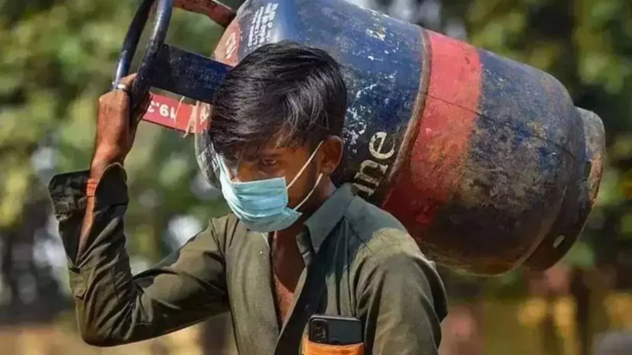 LPG Price : పండుగ వేళ ఆశగా ఎదురు చూసిన సామాన్యుడికి షాక్