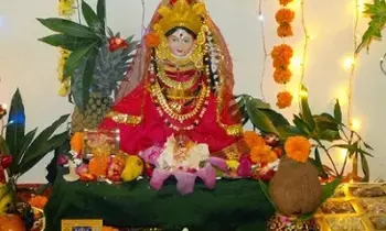 Worshipping Goddess Lakshmi: లక్ష్మీదేవికి తామరపువ్వుతో పూజ చేస్తే.. Worshipping Goddess Lakshmi: లక్ష్మీదేవికి తామరపువ్వుతో పూజ చేస్తే..
