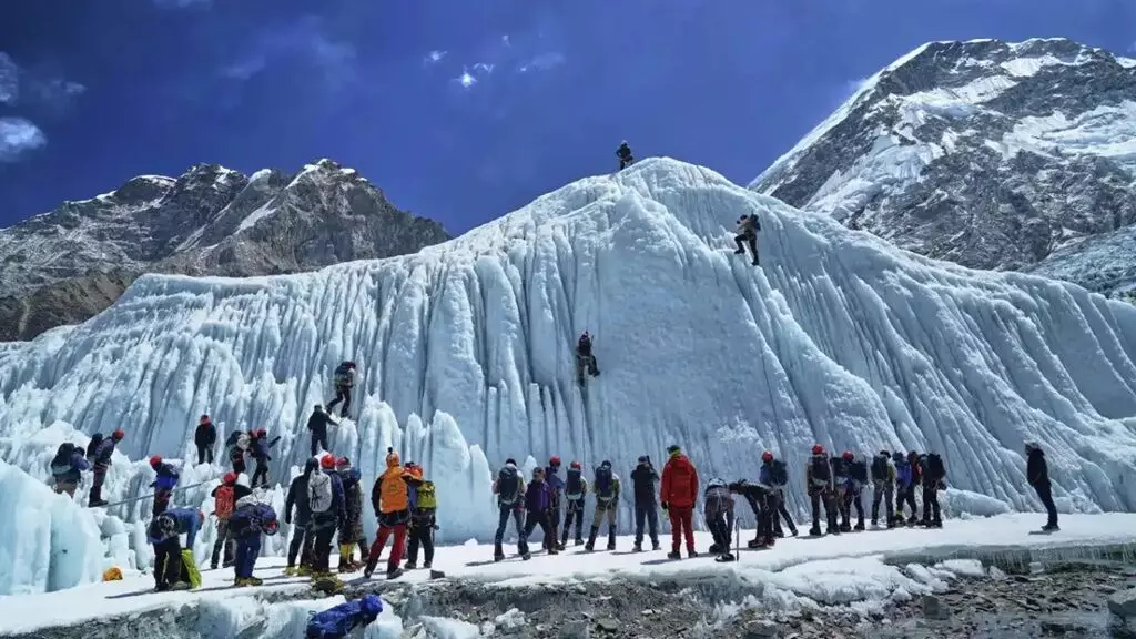 Mount Everest-Tibet: ఎవరెస్ట్ పై అసాధారణ మంచు తుపానులో  చిక్కుకున్న 1000 మంది పర్వతారోహకులు