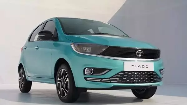 Tata Tiago : ఒక్క సారి ఫుల్ ట్యాంక్ చేస్తే 1000 కి.మీ. నడుస్తుంది.. రూ.50 వేలతో టాటా కారు ఇంటికి తీసుకెళ్లొచ్చు