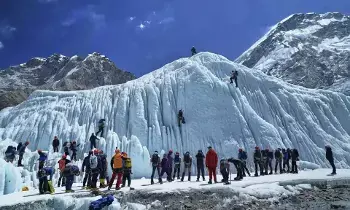 Mount Everest-Tibet: ఎవరెస్ట్ పై అసాధారణ మంచు తుపానులో  చిక్కుకున్న 1000 మంది పర్వతారోహకులు Mount Everest-Tibet: ఎవరెస్ట్ పై అసాధారణ మంచు తుపానులో  చిక్కుకున్న 1000 మంది పర్వతారోహకులు